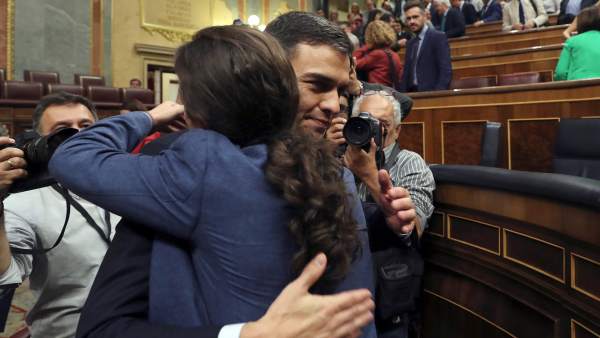 Resultado de imagen de pedro sanchez iglesias abrazo