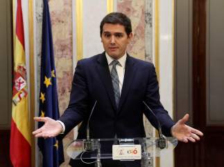 Rivera felicita a Sánchez tras convertirse en presidente del Gobierno.