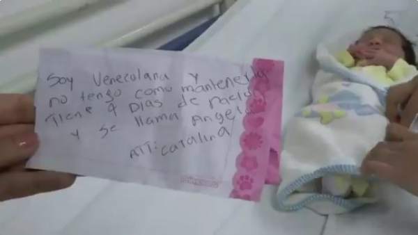 Nota junto a la bebé Nota junto a la bebé