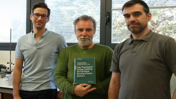 Libro 'Oaks Physiological ecology'. Libro 'Oaks Physiological ecology'.