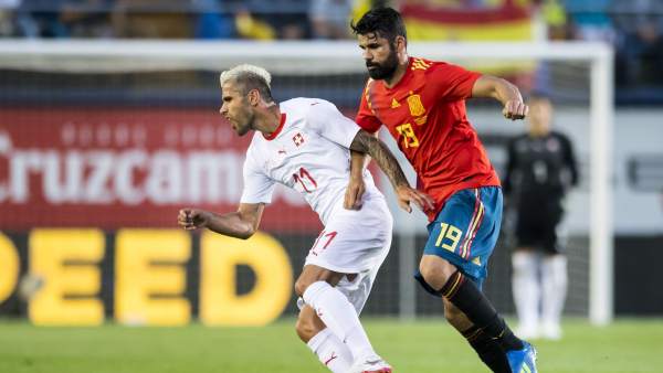 Diego Costa pugna un balón con Behrami Diego Costa pugna un balón con Behrami