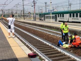 Un hombre se hace un selfie delante de la mujer atropellada en la estación de tren de Piacenza, Italia.
