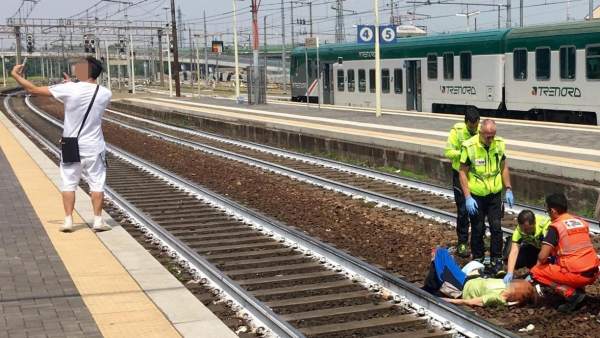 Un hombre se hace un selfie delante de la mujer atropellada en la estación de tren de Piacenza, Italia. Un hombre se hace un selfie delante de la mujer atropellada en la estación de tren de Piacenza, Italia.