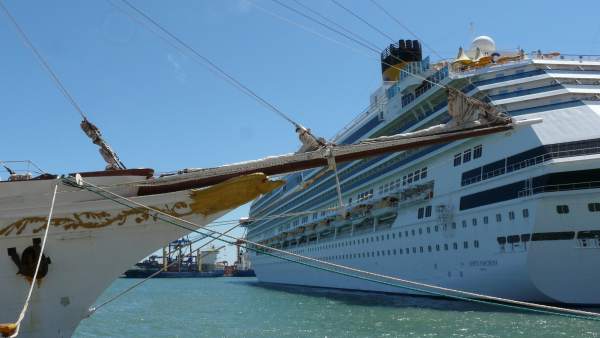 Crucero en el Puerto de Valencia Crucero en el Puerto de Valencia