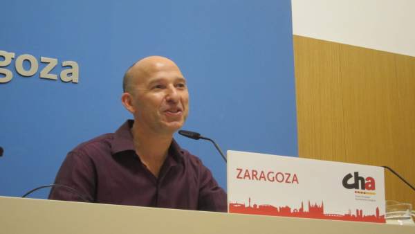 El portavoz de CHA, Carmelo Asensio, en rueda de prensa este martes El portavoz de CHA, Carmelo Asensio, en rueda de prensa este martes