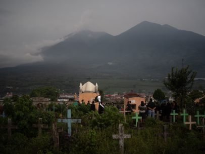 Entierro cerca del volcán de Fuego