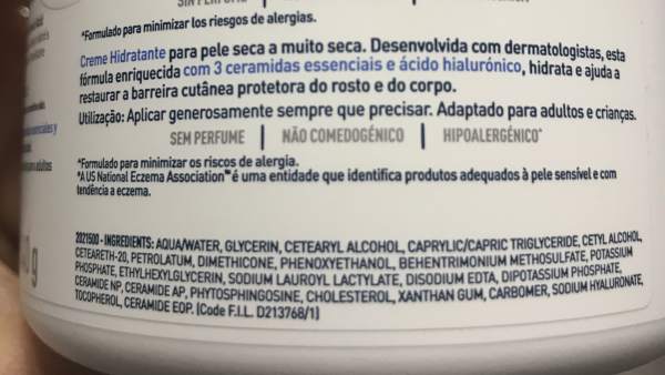 Etiquetado de un frasco de crema Etiquetado de un frasco de crema