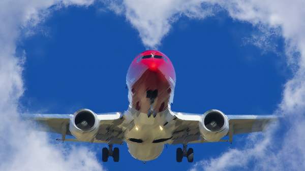 Avión de Norwegian cruza unas nubes con forma de corazón. Avión de Norwegian cruza unas nubes con forma de corazón.