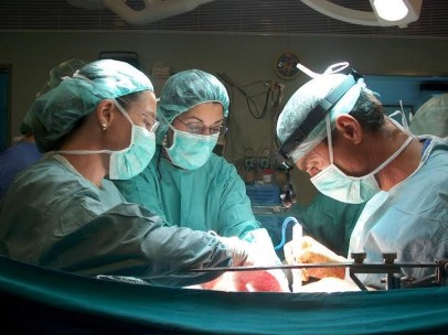 Médicos realizan un transplante renal.