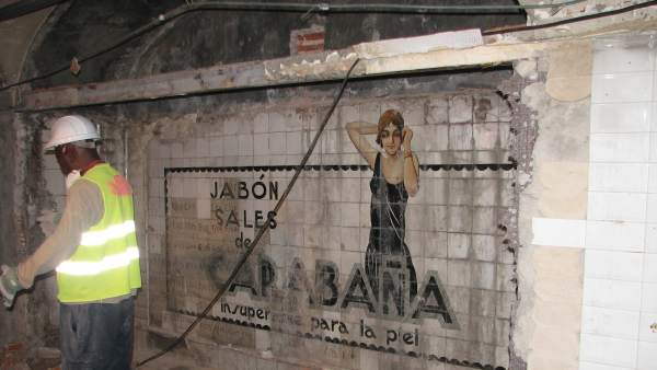 Anuncio descubierto durante las obras en la estación de Sevilla Anuncio descubierto durante las obras en la estación de Sevilla