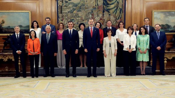 El Gobierno de Sánchez posa con el rey El Gobierno de Sánchez posa con el rey