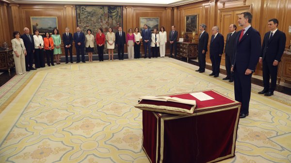 Los ministros de Sánchez prometen sus cargos Los ministros de Sánchez prometen sus cargos
