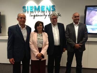 Bècle y García (Siemens España), Balmón (alcalde de Cornellà), Philip (Siemens).