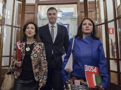 Margarita Robles, Pedro Sánchez y Adriana Lastra