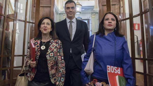 La ministra de Defensa y exportavoz socialista en el Congreso, Margarita Robles; el presidente del Gobierno, Pedro Sánchez, y la portavoz de PSOE en la Cámara Baja, Adriana Lastra. La ministra de Defensa y exportavoz socialista en el Congreso, Margarita Robles; el presidente del Gobierno, Pedro Sánchez, y la portavoz de PSOE en la Cámara Baja, Adriana Lastra.