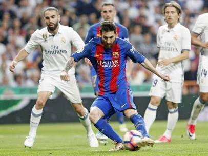 Messi y Carvajal en un Clásico entre Real Madrid y Barcelona