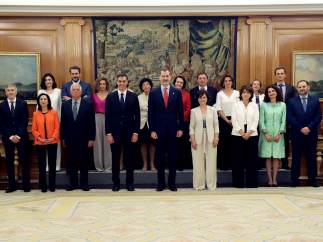 El Rey, en Zarzuela, junto al Gobierno de Pedro Sánchez.