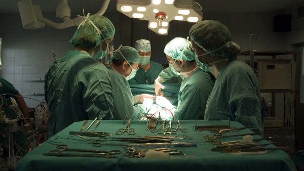 Cirujanos médicos hospital quirófano intervención Cirujanos médicos hospital quirófano intervención
