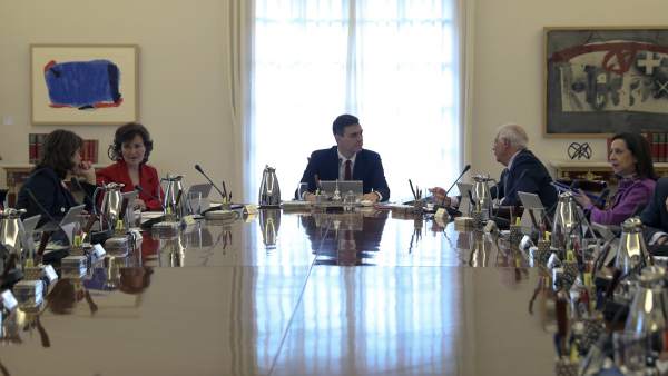 El presidente Sánchez, en el centro, al comienzo de la primera reunión de su Consejo de Ministros. El presidente Sánchez, en el centro, al comienzo de la primera reunión de su Consejo de Ministros.