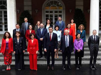 El presidente Sánchez, en el centro de la primera fila, rodeado por sus ministras y ministros, este viernes en la Moncloa.