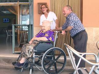 Cinco mujeres asisten a siete personas mayores, con problemas de movilidad, de este municipio de Los Serranos.