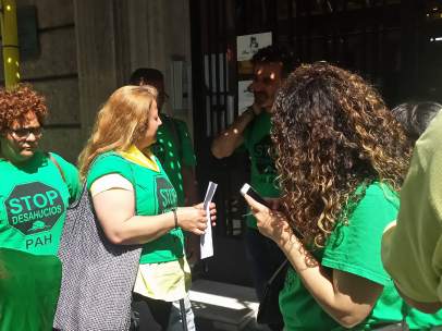 Miembros de la Plataforma d'Afectats per la Hipoteca (PAH) y una afectada por un desahucio abierto.