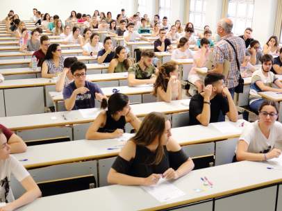 Alumnos antes de realizar la selectividad en la UPO