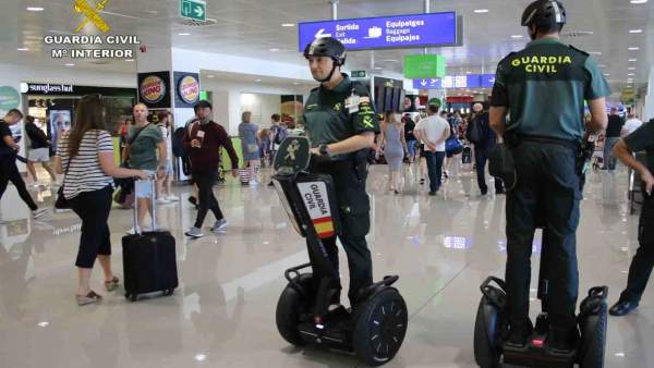 Dos agentes en un vehículo 'segway' Dos agentes en un vehículo 'segway'
