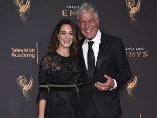 La actriz Asia Argento y el chef Anthony Bourdain, en 2017.