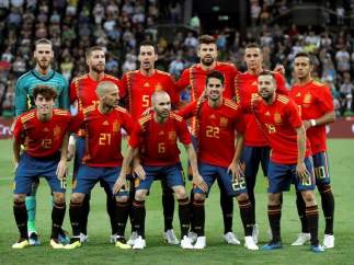 España forma para la foto antes de jugar contra Túnez.
