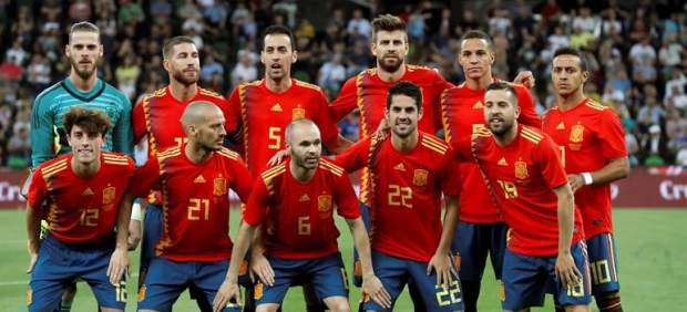 España forma para la foto antes de jugar contra Túnez.