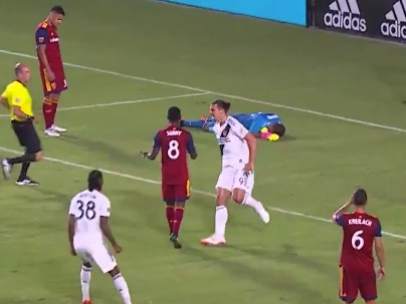 Ibrahimovic, delantero de Los Ángeles Galaxy, se encara con un rival.