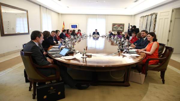 Pedro Sánchez preside su primer Consejo de Ministros Pedro Sánchez preside su primer Consejo de Ministros