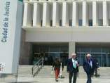 El director del CAC Málaga, Fernando Francés, y su abogado en los juzgados