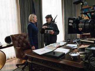 Robin Wright, junto al director Alik Sakharov, en el rodaje de la sexta temporada de 'House of Cards'.