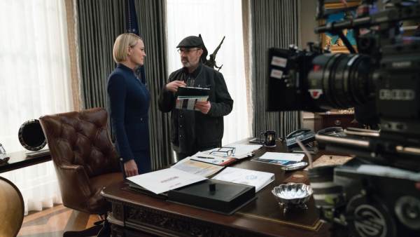 Robin Wright, junto al director Alik Sakharov, en el rodaje de la sexta temporada de 'House of Cards'. Robin Wright, junto al director Alik Sakharov, en el rodaje de la sexta temporada de 'House of Cards'.