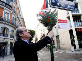 Ángel Gabilondo, candidato socialista a la Presidencia de la Comunidad de Madrid, durante una ofrenda floral con motivo del tercer aniversario del fallecimiento de Pedro Zerolo.