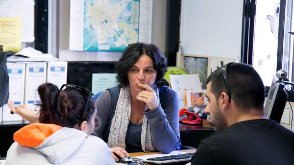 Personas reciben formación del programa Más Empleo de La Caixa Personas reciben formación del programa Más Empleo de La Caixa