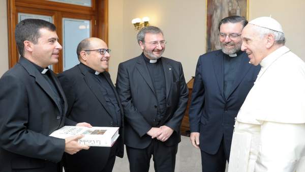 Los canónigos cordobeses en su encuentro con el Papa Francisco Los canónigos cordobeses en su encuentro con el Papa Francisco