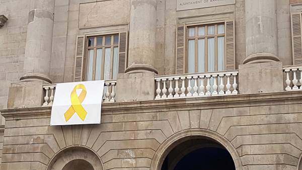 Lazo amarillo en el balcón del Ayuntamiento de Barcelona. Lazo amarillo en el balcón del Ayuntamiento de Barcelona.