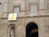 El gobierno de Barcelona denuncia ante la fiscalía a los manifestantes que intentaron quitar un lazo amarillo del Ajuntament