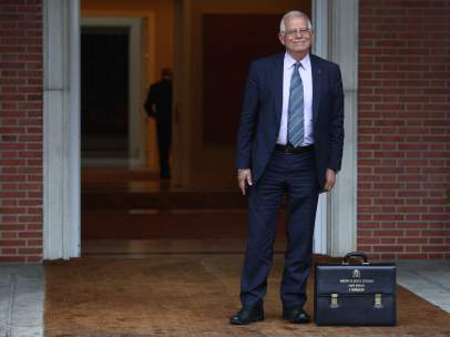 Borrell, ministro de Asuntos Exteriores, llega a su primer Consejo de Ministros.