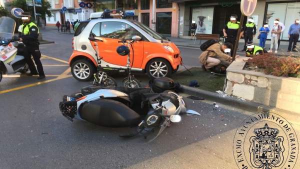 Accidente de tráfico entre un turismo y una motocicleta Accidente de tráfico entre un turismo y una motocicleta