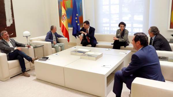 El presidente del Gobierno y la ministra de Trabajo, con los agentes sociales El presidente del Gobierno y la ministra de Trabajo, con los agentes sociales