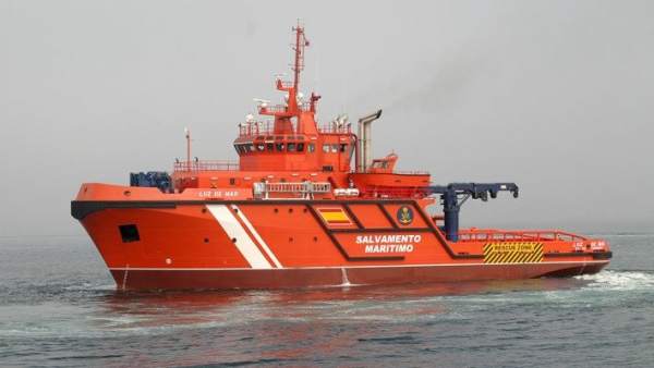 El buque 'Luz de Mar' en tareas de salvamento El buque 'Luz de Mar' en tareas de salvamento