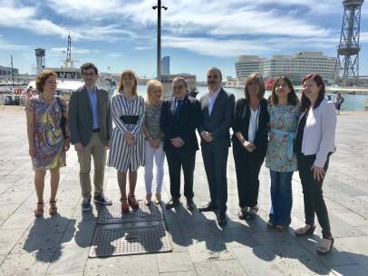 Alcaldes y cuadros municipales del PSC ante el Puerto de Barcelona.