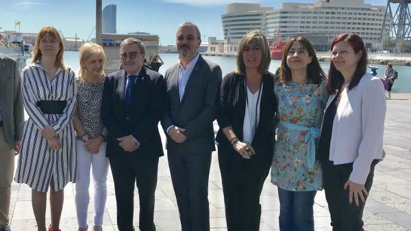 Alcaldes y cuadros municipales del PSC ante el Puerto de Barcelona. Alcaldes y cuadros municipales del PSC ante el Puerto de Barcelona.