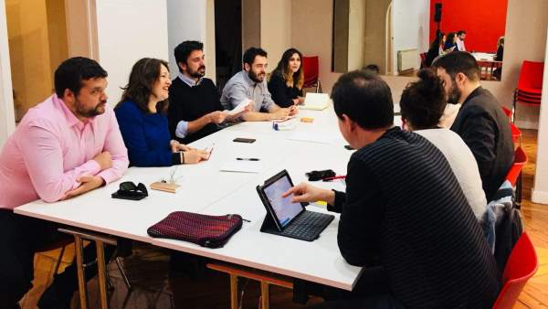 Delegaciones de Podemos e IU Madrid, reunidas este miércoles. Delegaciones de Podemos e IU Madrid, reunidas este miércoles.