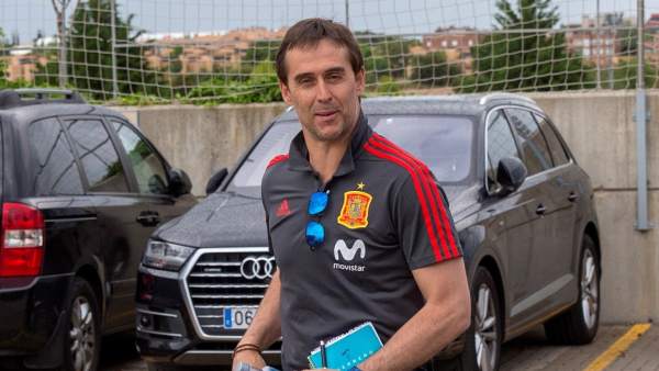Julen Lopetegui a la salida de un entrenamiento. Julen Lopetegui a la salida de un entrenamiento.