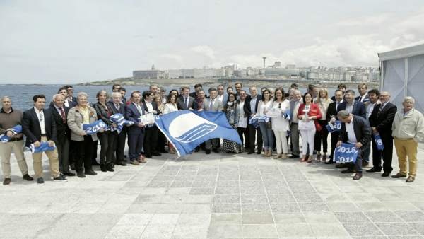 El presidente de la Xunta en la entrega de banderas azules en A Coruña. El presidente de la Xunta en la entrega de banderas azules en A Coruña.